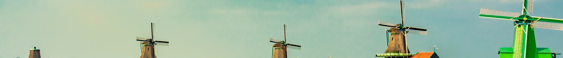 Traditionele windmolens en rondvaartboten